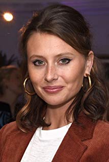 How tall is Alyson Michalka?